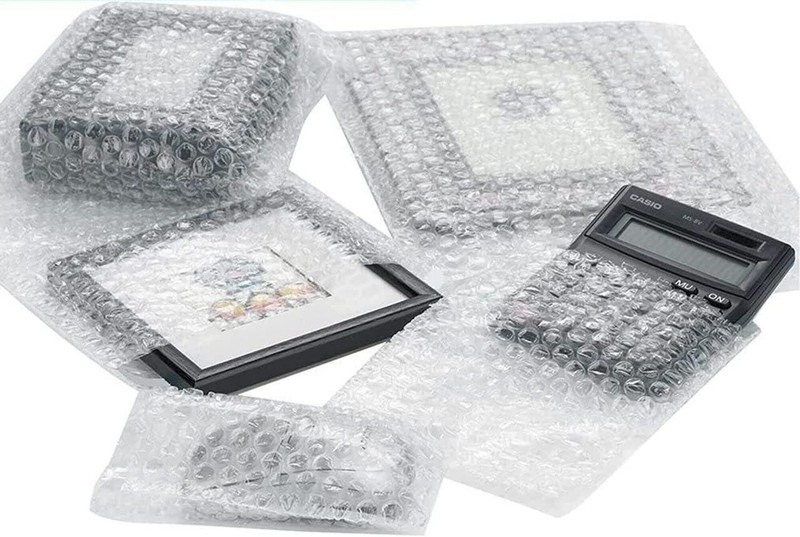 250 - 4x5.5 Bubble Out Pouches Bags Wrap Cushioning Self Seal Clear 4" x 5.5" gallery